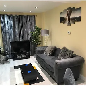  Holiday home Modern & Convenient