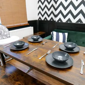  Apartment Broadway Belfast! Location! Sleeps 6!